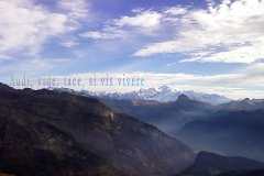 Le Mont-Blanc vu depuis les hauteurs de Joux-Plane. Proverbe latin : écoute, vois, et tais-toi, si tu veux vivre.